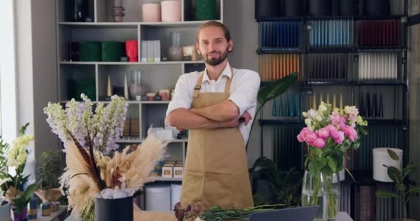 Retrato Florista Masculino Sonriente Cruzando Brazos Mirando Cámara Concepto Gente — Vídeos de Stock