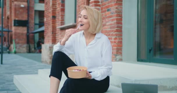 Mulher Comendo Salada Saudável Com Azeitona Plástico Recipiente Sentado Escadas — Vídeo de Stock