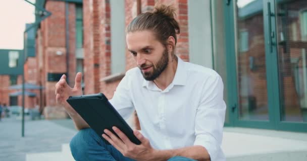 Happy Caucasian Bearded Man Reading Good News Tablet Device Joyful — ストック動画