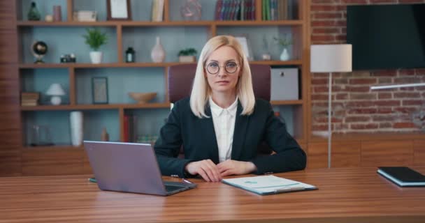 Good Looking Stylish Experienced Light Haired Female Office Mananger Glasses — Αρχείο Βίντεο