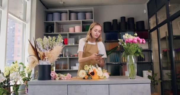 Woman Florist Working Flower Store Using Smartphone Female Gardener Using — Stok video