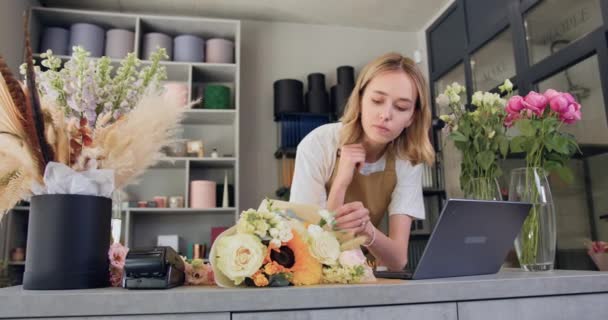 Florist Woman Using Laptop Beautiful Woman Typing Laptop While Doing — Vídeo de Stock