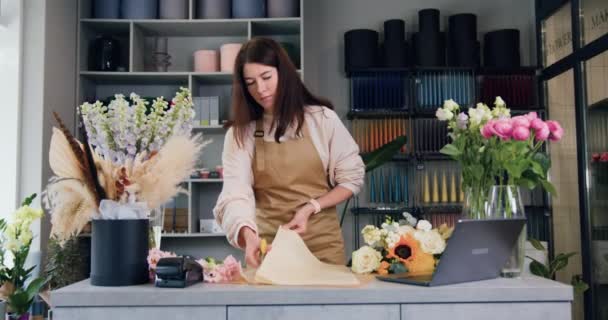 Florist Woman Apron Makes Elegant Bouquet Female Florist Makes Flower — Stock video