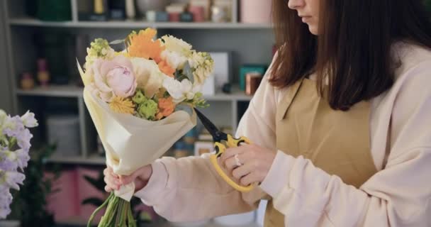 Floral Artist Working Flower Shop Studio Caucasian Woman Florist Cuts — Vídeo de Stock