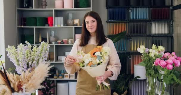 Smiling Woman Florist Beautiful Bouquet Fresh Flowers Store Looks Camera — Video Stock