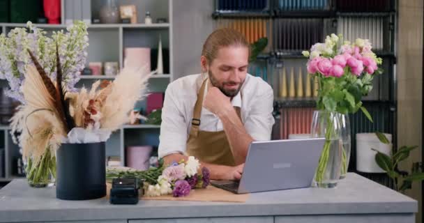 Portrait Businessman Owner Florists Shop Wearing Apron Working Laptop Looking — Vídeo de Stock