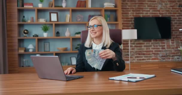 Attractive Positive Successful Blond Business Lady Glasses Sitting Her Workplace — Vídeo de Stock