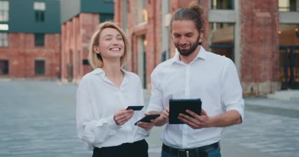 Caucasian Business Partners Bank Credit Card Didgital Table Outdoors Woman — 비디오