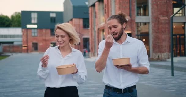 Caucasian Couple Eating Salad Chatting Happily While Walking Business Center — Wideo stockowe