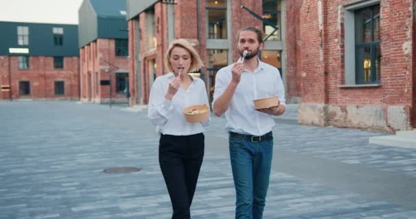 Man Woman Office Workers White Shirts Eating Salad Having Fun — Stok video