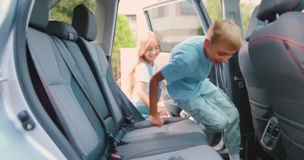 Веселі Усміхнені Діти Хлопчик Дівчинка Сидять Машині Задньому Сидінні Розважаються — стокове відео
