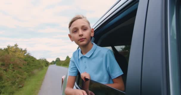 Glücklich Lächelndes Kind Streckte Sich Aus Dem Autofenster Junge Blickt — Stockvideo