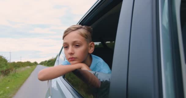 Zamyślony Chłopak Spojrzał Przez Okno Tylne Siedzenie Smutny Dziecko Jest — Wideo stockowe