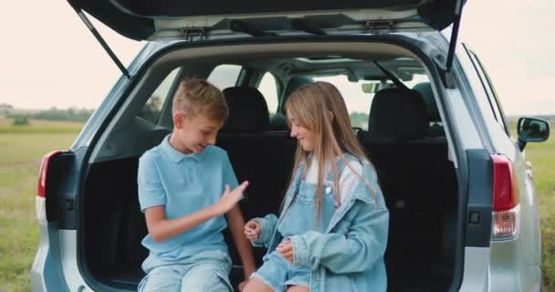 Jongen Meisje Spelen Zitten Auto Kofferbak Geluk Leuk Jochie Dat — Stockvideo