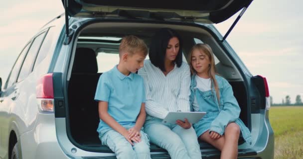 Rodzina Matka Syn Córka Wsi Rozmowy Siedząc Bagażniku Pojazdu Zachód — Wideo stockowe