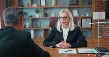 Güzel, gülümseyen, yetenekli bir iş kadınının, ortak anlaşmanın etkin çalışmasından sonra başarılı sakallı iş arkadaşından dolar banknotları aldığı ofiste çalışmak.