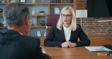 Çekici, dürüst, katı iş kadını. Ofisteki tanınmayan sakallı, vicdansız girişimci tarafından kendisine teklif edilen dolarlarla rüşvet vermeyi reddediyor.