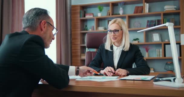 Business Koncept Hvor Smuk Blondine Dygtig Forretningskvinde Diskuterer Forretningskontrakt Med – Stock-video