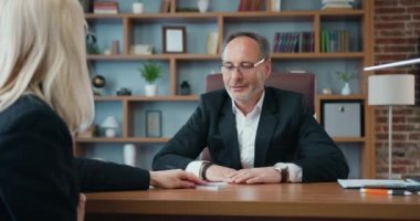 Yasa dışı rüşveti avro banknotları olarak alan ve onları bilinmeyen ahlaksız kadın şahıs, dolandırıcılık ve iktidardaki entrikalardan masaya yatıran sahtekar sakallı memurun portresi.