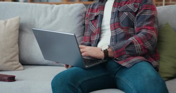 Hombre Barbudo Trabajador Tranquilo Bien Parecido Ropa Casual Con Anteojos — Vídeos de Stock