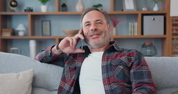 Çekici Mutlu Tasasız Modern Sakallı Bir Adam Rahat Bir Koltukta — Stok video