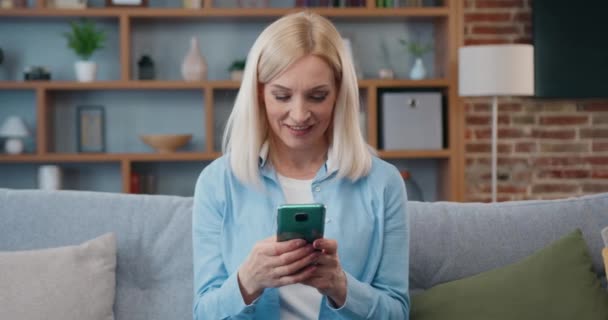 Bien Parecido Sonriente Feliz Despreocupado Adulto Mujer Ropa Casual Sentado — Vídeo de stock