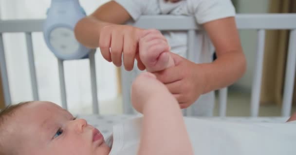Zavřít Malý Bratr Hraje Drží Novorozence Ruku Novorozeným Dítětem Novorozený — Stock video