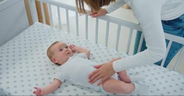 Högst Upp Mamma Leker Med Förtjusande Nyfött Barn Sängen Leende — Stockvideo