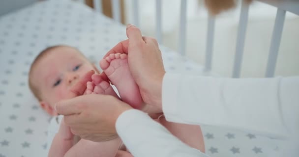Fecha Mãe Segurando Seus Bebês Recém Nascidos Pés Pés Bebé — Vídeo de Stock