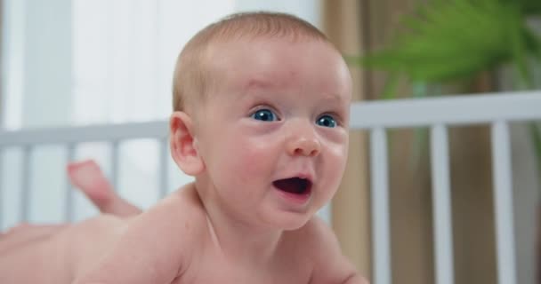 Közelről Gyönyörű Kék Szemű Csecsemő Portré Fekszik Hasán Kanapén Játszik — Stock videók