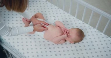Üst Manzara. Anne içeride yeni doğmuş bebeğinin altını değiştiriyor. Yeni doğan çocuk beşiğinde yatıyor ve kameraya bakıyor aşk, çocukluk, hayat, annelik kavramı. Yavaş çekim.