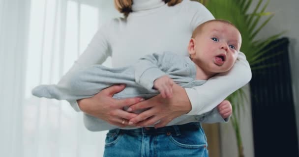 Bonne Mère Tenant Bébé Souriant Dans Ses Bras Mère Aimante — Video