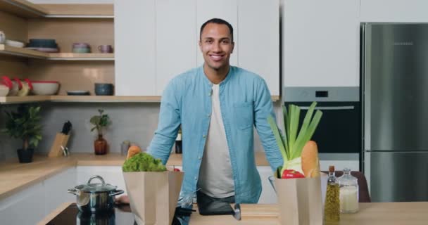 Retrato Atraente Chef Homem Afro Americano Vestindo Azul Curto Sorrindo — Vídeo de Stock