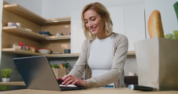 Mulher Loira Sorridente Usando Laptop Uso Acolhedor Cozinha Fazer Trabalho — Vídeo de Stock