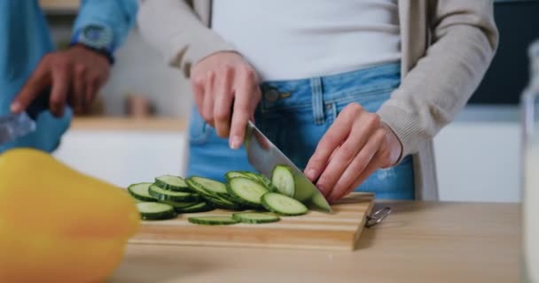 Een Close Vrouwelijke Handen Snijden Komkommer Met Mes Keuken Terwijl — Stockvideo