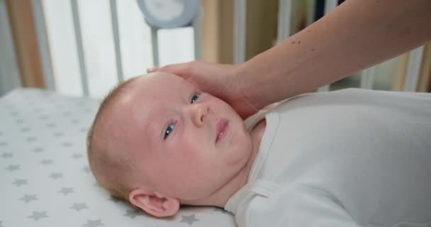 Primo Piano Volto Caucasico Dolce Bambino Neonato Nel Secondo Mese — Video Stock
