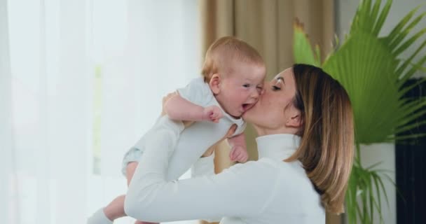 Madre Cariñosa Cariñosa Sostiene Adorable Hijo Recién Nacido Abraza Besa — Vídeos de Stock