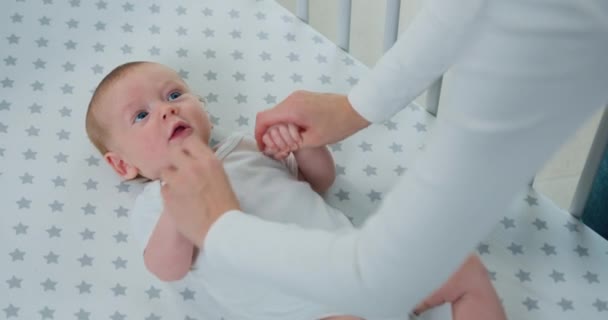Słodki Noworodek Dwa Trzy Miesiące Dziecko Bawi Się Rękami Matki — Wideo stockowe