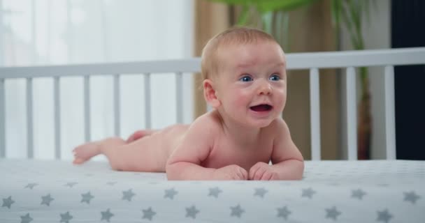Schattige Blonde Kleine Baby Jongen Met Mooie Blauwe Ogen Met — Stockvideo