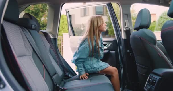 Attrayant Positif Insouciante Adolescente Blonde Veste Jeans Monte Dans Voiture — Video