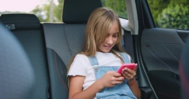 Güzel, güler yüzlü, kaygısız, 12 yaşında arka koltukta dinlenen ve iyi haberlere duygusal tepki veren kız.