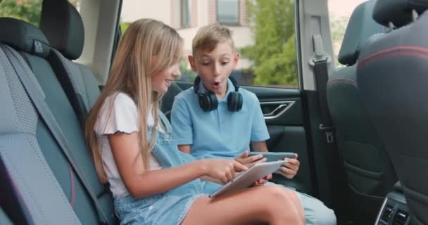 Attrayant Joyeux Blond Ans Enfants Assis Sur Siège Arrière Des — Video