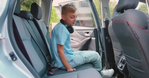 Snyggt Positiv Glad Årig Bror Och Syster Sitter Ner Bilen — Stockvideo