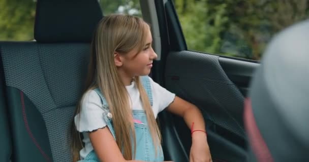 Belle Fille Détendue Satisfaite Ans Conduisant Sur Siège Arrière Des — Video
