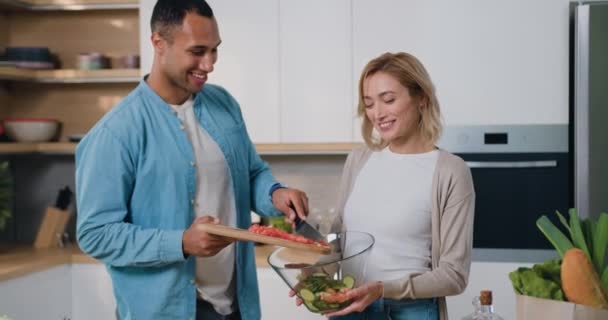 Pareja Hombres Mujeres Cortando Cocinando Juntos Verduras Naturales Frescas Cocina — Vídeos de Stock