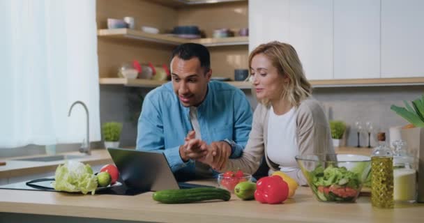 Pareja Multiétnica Sentarse Cocina Con Ordenador Portátil Comprobar Mail Haciendo — Vídeo de stock