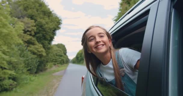 Красивая Веселая Беззаботная Летняя Девочка Путешествующая Автомобилях Заднем Сиденье Высовывающая — стоковое видео