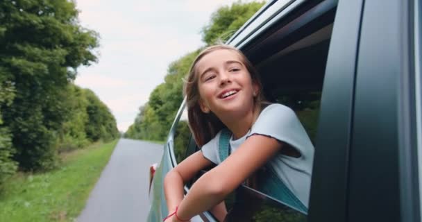 Roztomilý Veselý Spokojený Dospívající Dívka Vystrkující Hlavu Okna Během Cesty — Stock video