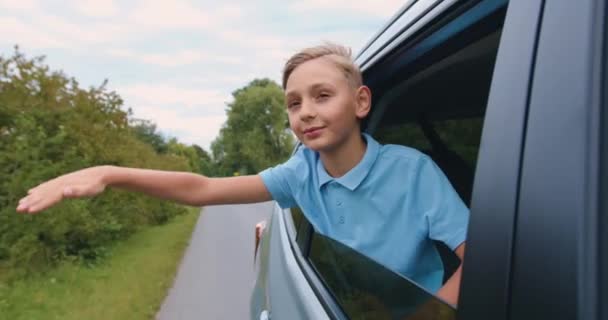 Sympatický Bezstarostný Desetiletý Chlapec Který Vystrkuje Hlavu Okna Auta Pohybuje — Stock video