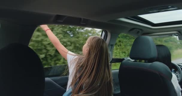Shot Zevnitř Pohybujícího Auta Kde Krásná Spokojená Blond Letá Dívka — Stock video